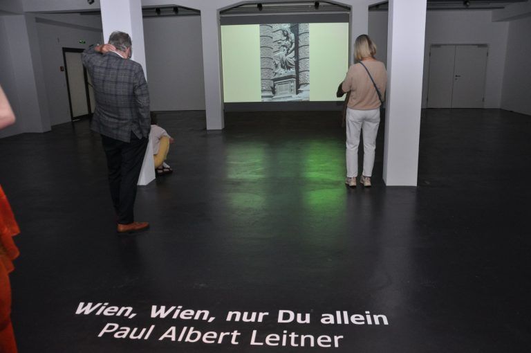 „Eine schöne, ästhetische Ansammlung von Fotos“: Ergänzt wird die Doppelausstellung „Behind the Camera“ durch die Foto-Toncollage „Wien, Wien nur Du allein“ von Paul Albert Leitner.