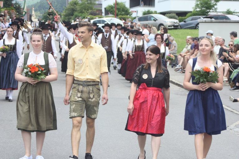 Sulz im Festmodus: Musikverein feiert mit Politikprominenz: Mit Trachten, Dirndl und Lederhosen waren die charmanten Umzugsteilnehmer unterwegs.