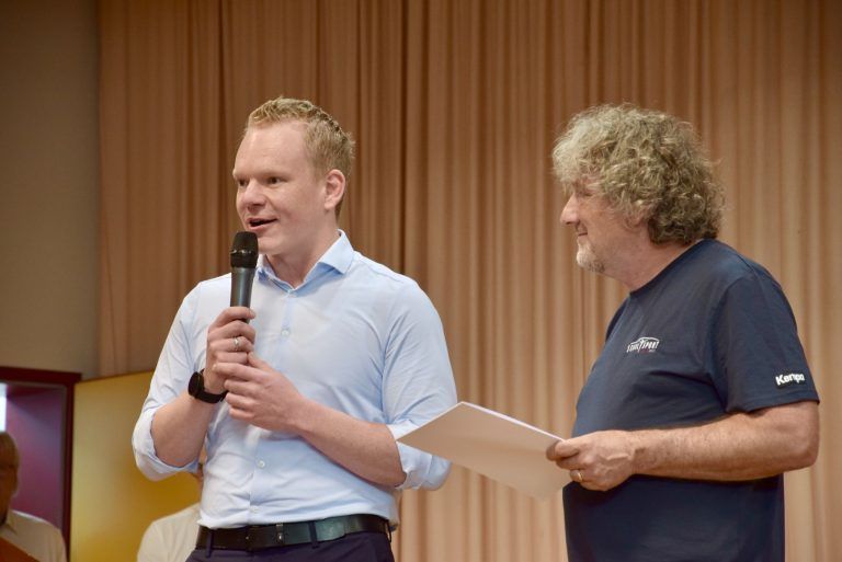 Ländle-Polykickern gelang Sensation: Landesstatthalter Christof Bitschi (l.) und Polycup-Moderator Rainer Schallert.