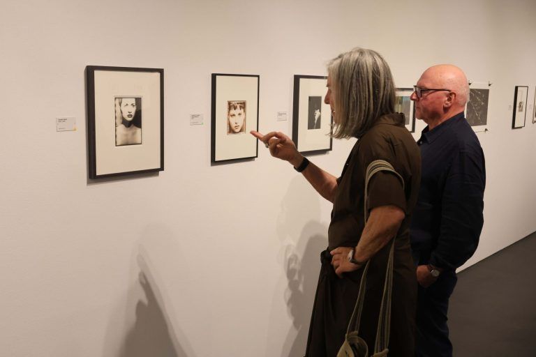 Fotolegendinnen im Flatz Museum: Angeregte Gespräche beim Rundgang.