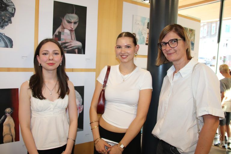 1) Mara Plangger und Pia Meusburger (BORG Egg) mit Vernissage-Rednerin Maria Meusburger-Bereuter. (Foto: NAM)