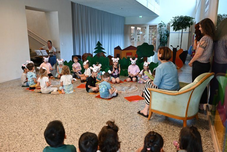 Musikalisches Familienfest im Kindi Engelbach: Kurz vor dem Familienfest veranstalteten sie für eine andere Kindergartengruppe eine Generalprobe.