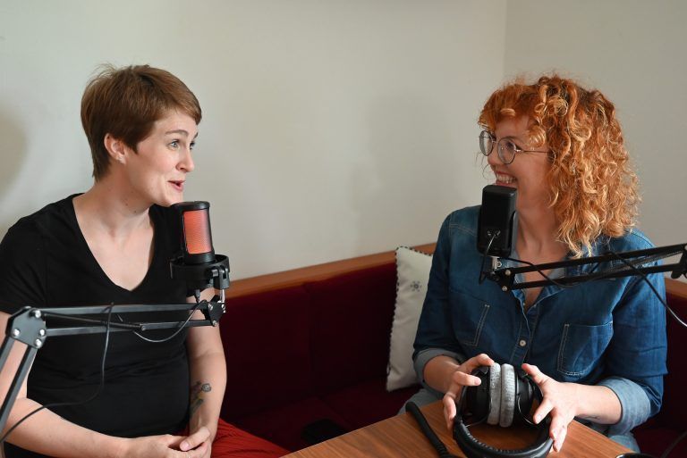 Neue Volksschule im Mühlefeld?: In ihrem Podcast erklären sie die Gemeindepolitik anhand offizieller Dokumente und Fakten.