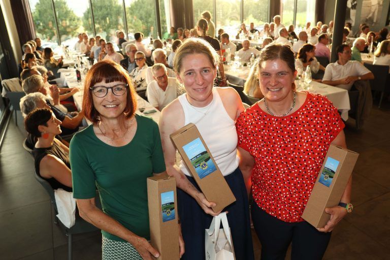 "Lions" helfen mit Golfturnier : Brutto-Siegerinnen Doris Wolf (2.), Maria Hössl (1.) und Dominique Fulterer (3.)