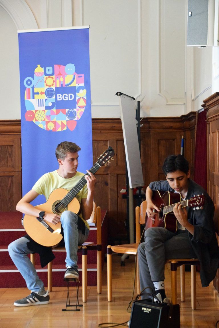 Dritte MINT-Urkunde für das BG Dornbirn: Die Feier wurde von Schülern musikalisch umrahmt.