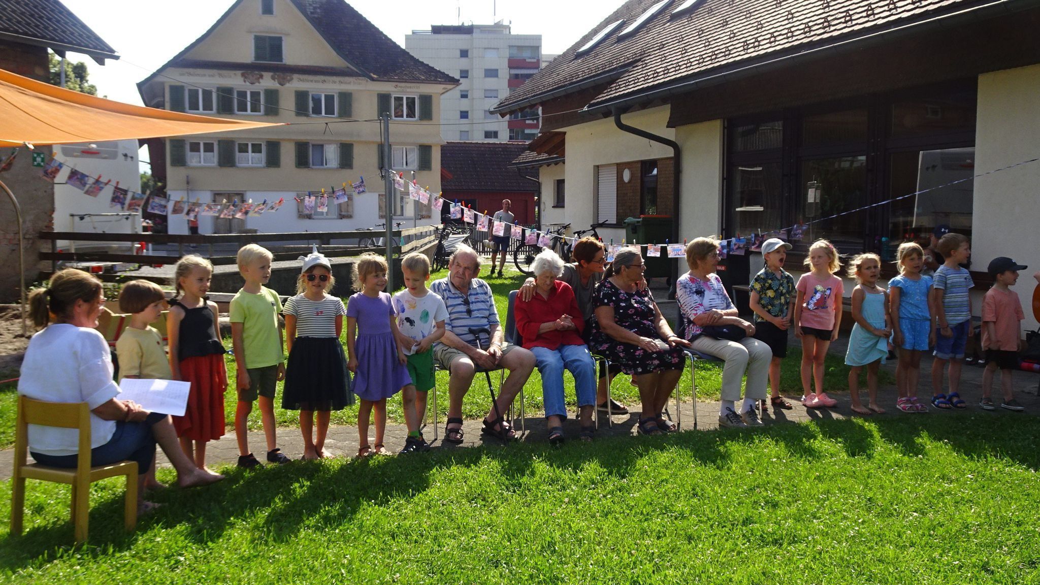 Ein Fest der Generationen : Als Überraschung brachten die Kinder den Senioren ein paar Ständchen vor.