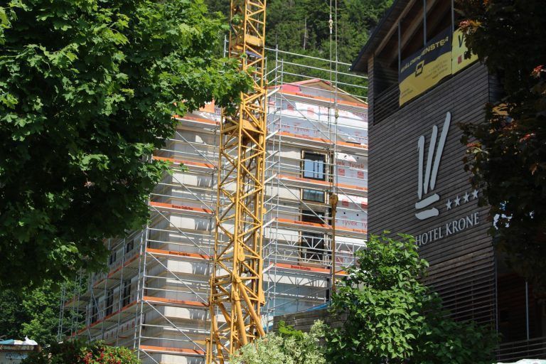Qualitäts-Offensive im Triple-Pack: 18 Zimmer werden in der Krone runderneuert, vier neue kommen ebenso wie zusätzliche 150 Quadratmeter Spa-Bereich hinzu. Wiedereröffnet wird in zwei Etappen am 25. Juli und 19. September.