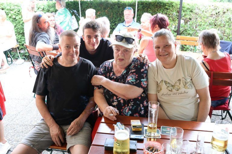 Gastroduo bringt Leben in Lokal: Thomas, Marcel und Edeltraud Riedner, Petra Dona.