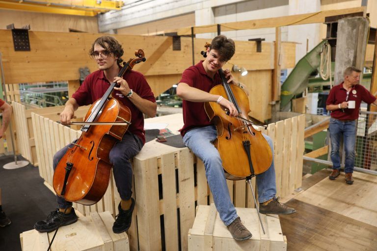 Riesen-Schaufenster für Betriebe und Musikanten: Elvis Kerndl und Kilian Erhart spielten im Sägewerk auf.