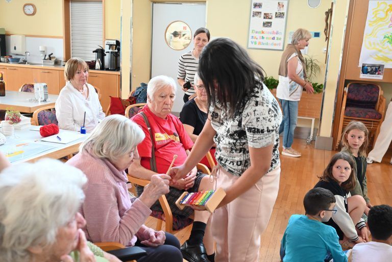 Kinder lernen Umgang mit Demenz: Diese Schülerin zeigte Henriette, für was das Glockenspiel steht und wie sie es bedienen kann.