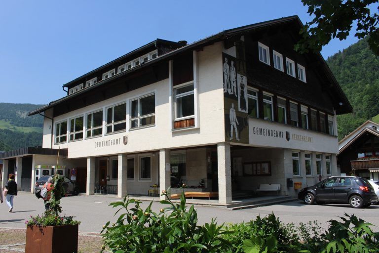 Mellauer Gemeindehaus nimmt Fahrt auf: Die Tage des in den 1960er-Jahren erbauten Gemeindeamts in Mellau sind gezählt – geht es nach den Vorstellungen der Gemeinde, dann soll das Objekt im September abgerissen werden. PETER STRAUSS