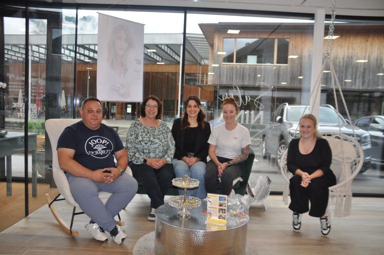 Christof Wieser, Bürgermeisterin Alexandra Schalegg, Nina Rischl, Michelle und Nathalie.