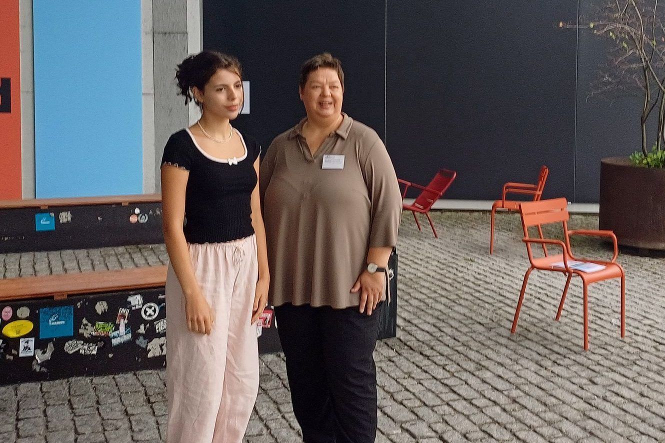 Zwischen Schulbank und Hörsaal: Giovanna mit der Studiengangsleiterin der FHV Diana Brodda.