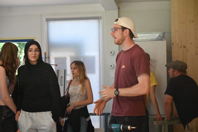 Ein neuer Treffpunkt für Lustenauer Jugendliche: Die Studierenden führten Schülerinnen der Mittelschule Hasenfeld durch das neue Gebäude.