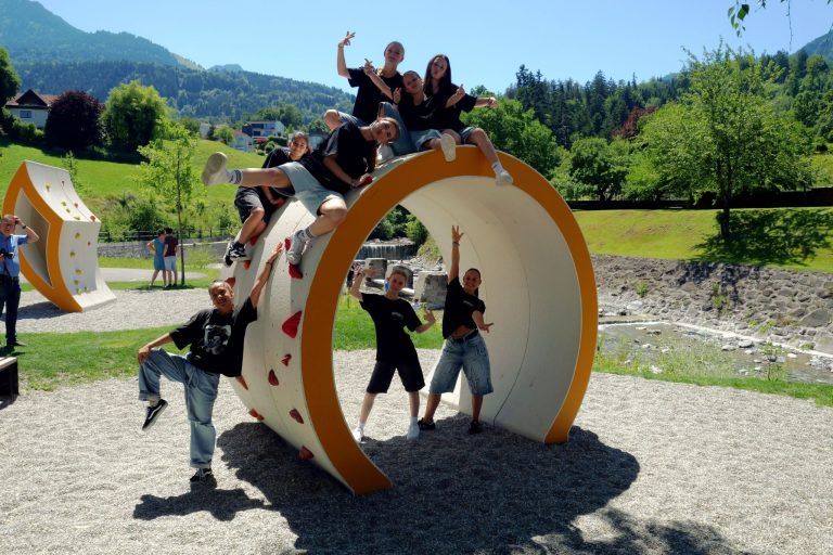 Vielfältiger Freiraum feierlich eröffnet : Neue Bouldergeräte im Outdoor Fun Space.