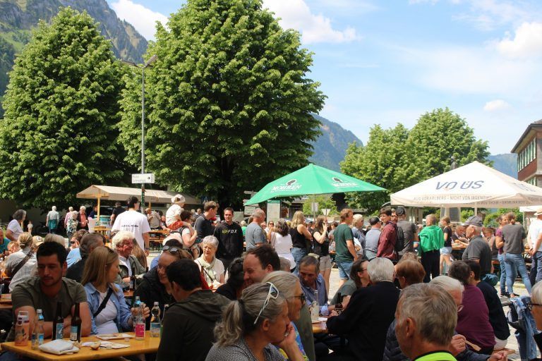 Da hätte auch Käsgraf Gallus gestaunt: Für die Sennerei-Eröffnung wurde der Schnepfauer Dorfplatz zur großen Festarena.