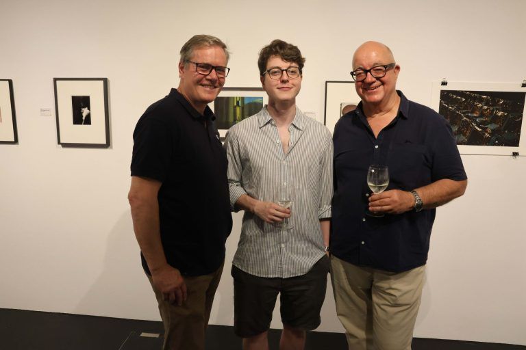 Fotolegendinnen im Flatz Museum: Fotograf Alexander Bayer, Felix und Winfried Ender.
