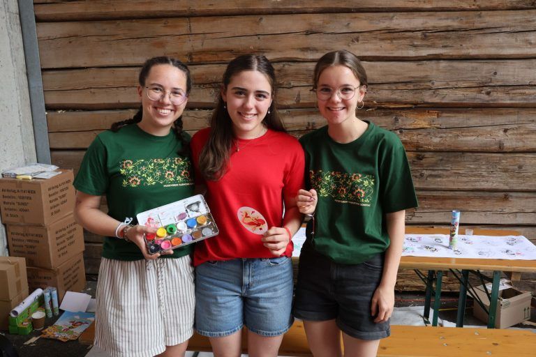 Riesen-Schaufenster für Betriebe und Musikanten: Kidnerschminkerinnen Aurelia Bischof, Rosa Bitsche und Johanna Schwarzmann.