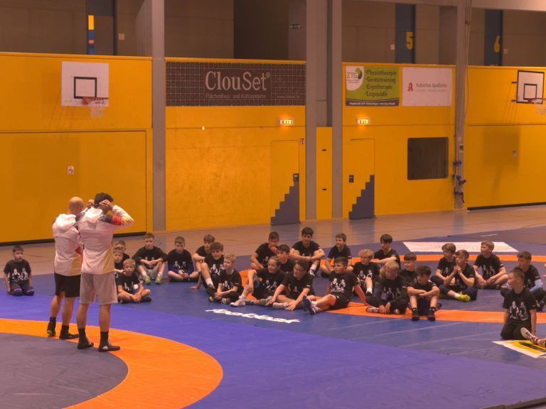 KSV-Götzis Nachwuchs beim Weltmeister: Aufmerksame Zuhörer in der riesigen Sporthalle