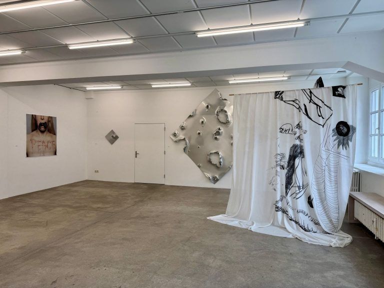 KRIEG UND/ODER FRIEDEN? – Sommerausstellung im Kunstforum Montafon