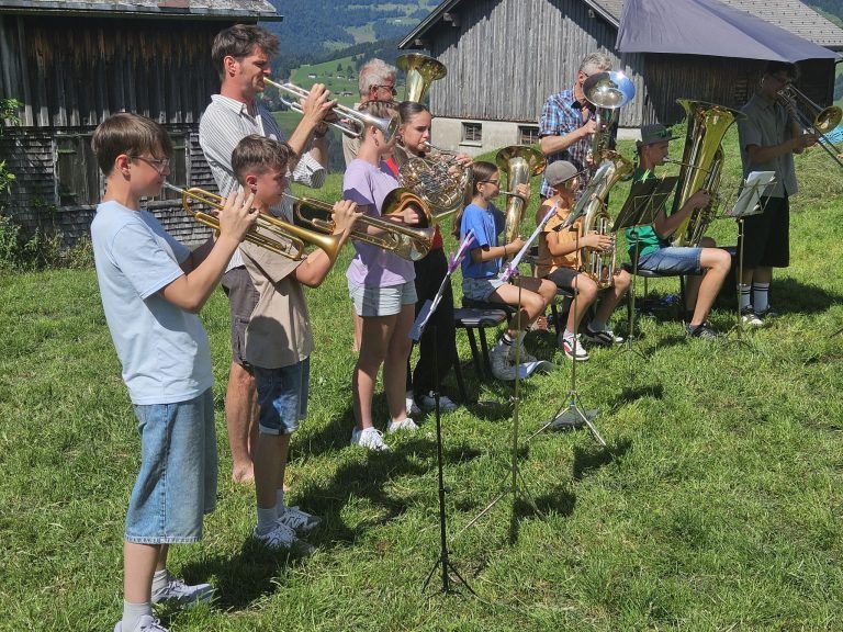 Gesang und Musik in freier Natur: Verschiedene Ensembles sorgten für bunte Abwechslung im Programm.