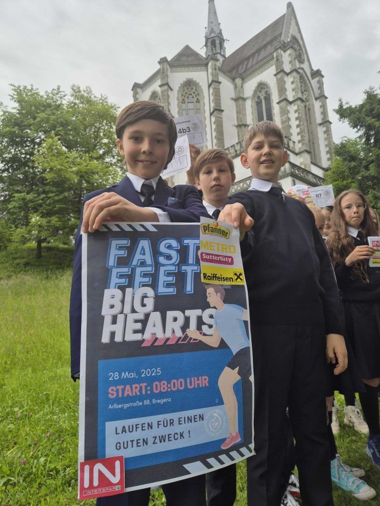 7.783 Runden beim Stundenlauf für die Partnerschule in Jinja : Eine Klasse der Schulen Riedenburg in Bregenz mit dem Plakat zum Spendenlauf