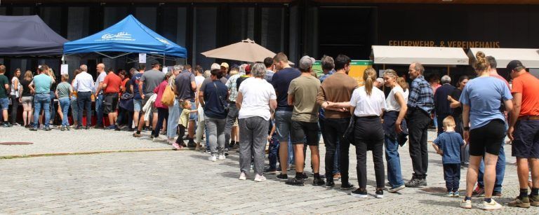 Da hätte auch Käsgraf Gallus gestaunt: Die vielen Festgäste mussten sich in Geduld üben - an der Bonkassa bildete sich schnell eine lange Warteschlange.