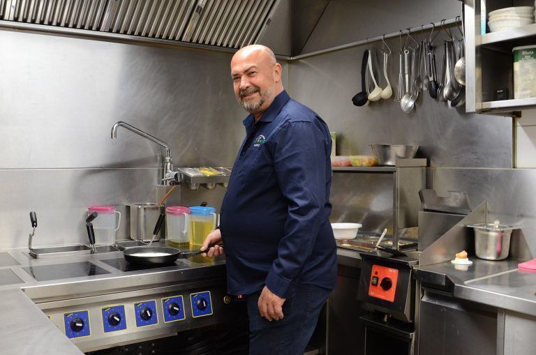 „Es war nicht mehr auszuhalten“: Die Küche des Gastbetriebes ist Afrim Pllanas Reich. Kochen hat er in Deutschland gelernt. HRJ