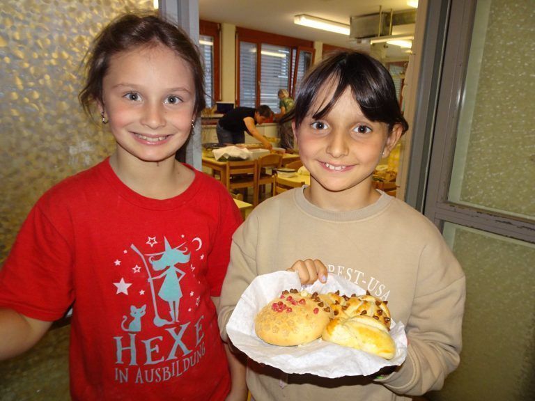 Basteln, Tanzen und Staunen: Luisa und Annika zeigten sich als talentierte Bäckerinnen.
