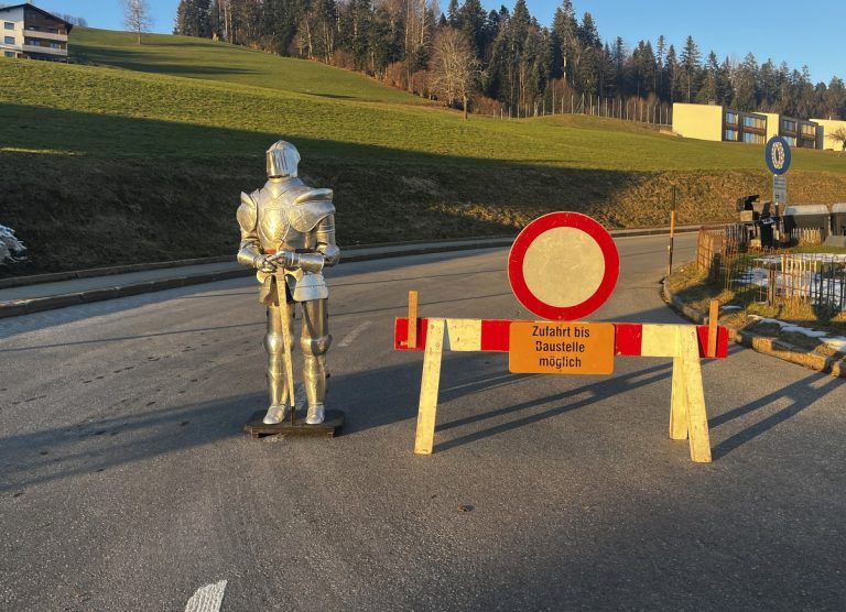 Standhafter Raubritter wieder in Hörbranz: Blechritter Kunibert bewacht die Straßensperre in Doren