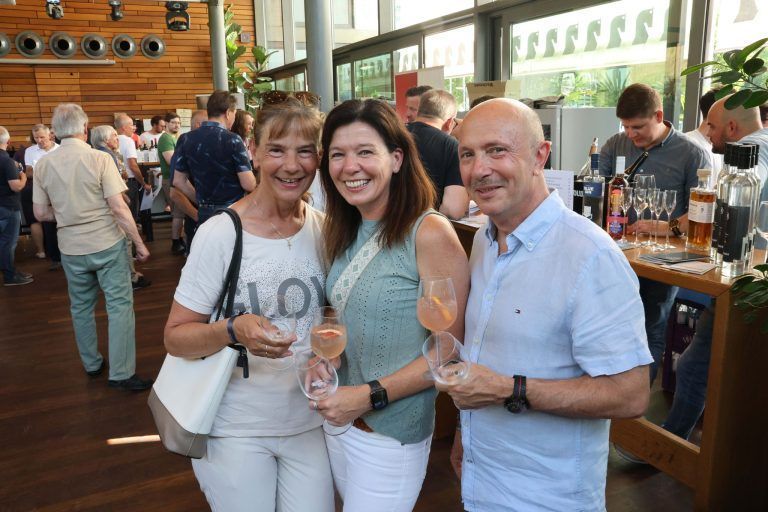 Weindorado popt in Braugaststätte auf: AstridFriesenbichler, Anita Matt und Joe Friesenbichler.