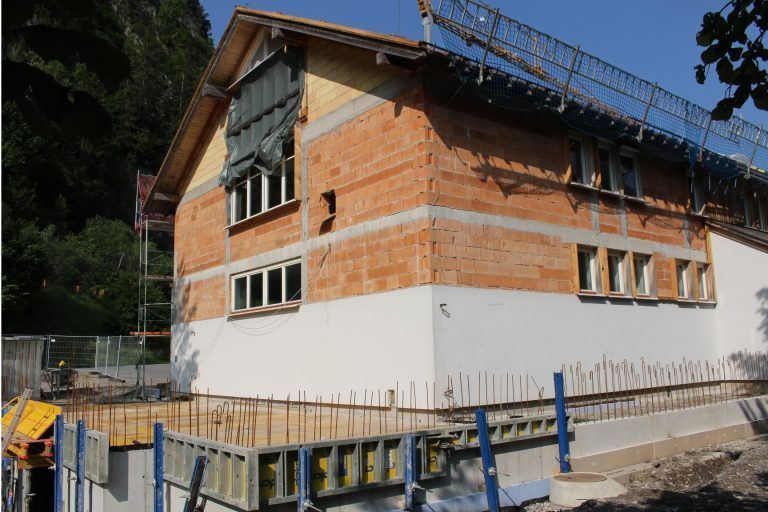 Zubau und Update für Auer Vereinehaus: Westseitig wurde ein Zubau "angedockt", der Platz für Fahrzeuggaragen, Waschbox und Infrastruktur für das Rote Kreuz schafft.