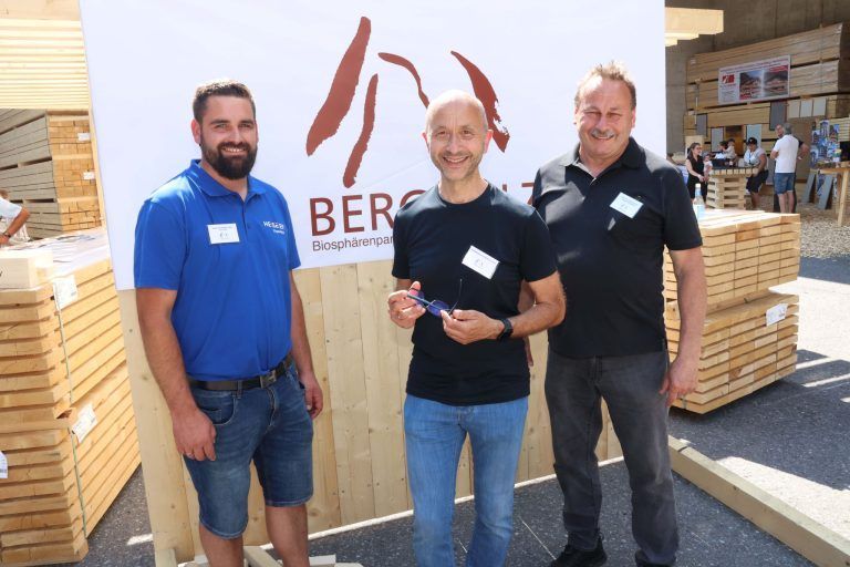 Im Großwalsertal geht es "rond": Zimmerer Thomas Heiseler, Architekt Reinhold Hammerer und "Bergholf"-Obmann Gottlieb Kaufmann.