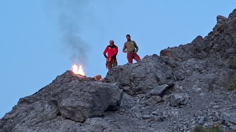 Sonnwendfeuer auf den Berggipfeln: Mit Herz und Einsatz – Ohne die vielen Ehrenamtlichen wären die Sonnwendfeuer nicht möglich.
