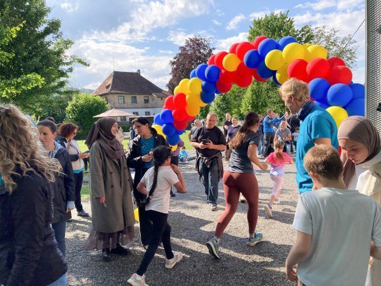 Ein gemeinsamer Lauf für die Schule: Jeder rannte so viele Runden wie möglich, um einen neuen Schulhof im Sinne einer bewegten Schule umsetzen zu können. (VS Rheindorf)