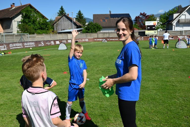 Ein Jahr im Zeichen des FC Lustenau: Anna Grabherr kennt sich mittlerweile gut im Fußball aus.