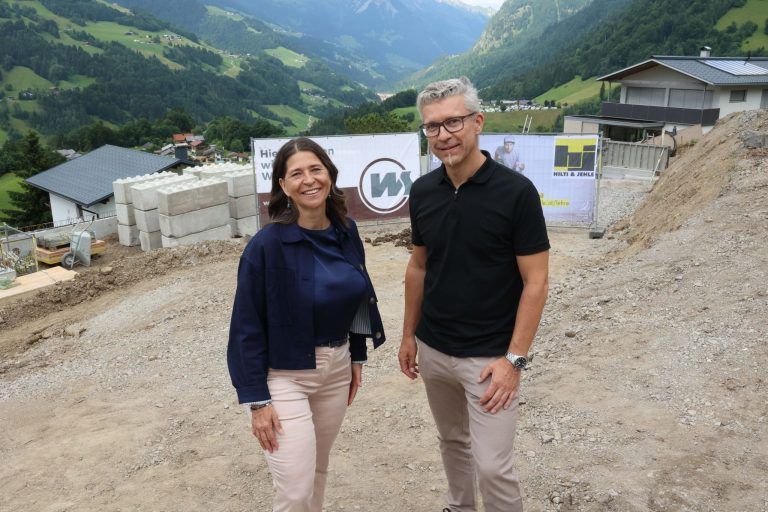 Baustart für 14 neue Wohnungen in Raggal: Bgm. Alexandra MArtin und WBS-GF Thomas Schöpf.