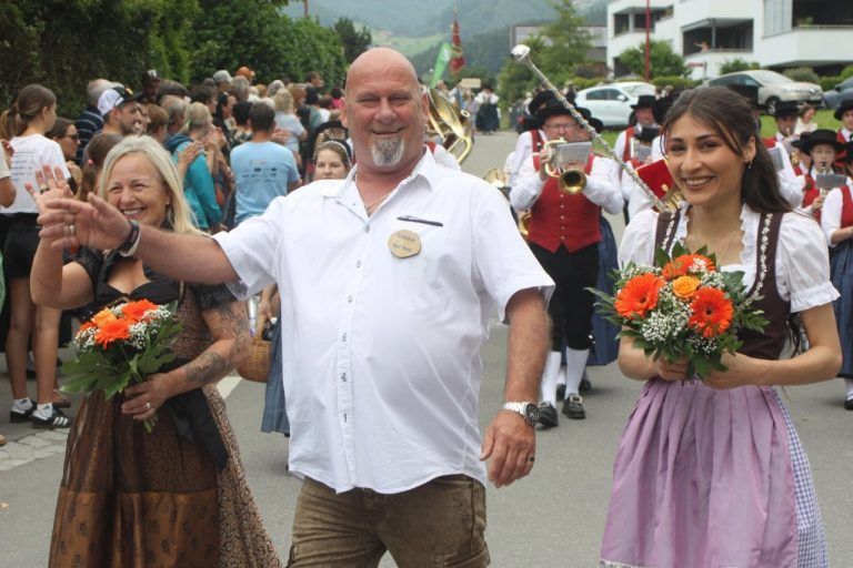 Sulz im Festmodus: Musikverein feiert mit Politikprominenz: Karlheinz Watzenegger vom Consum Bar Bistro Göfis hatte gut lachen.