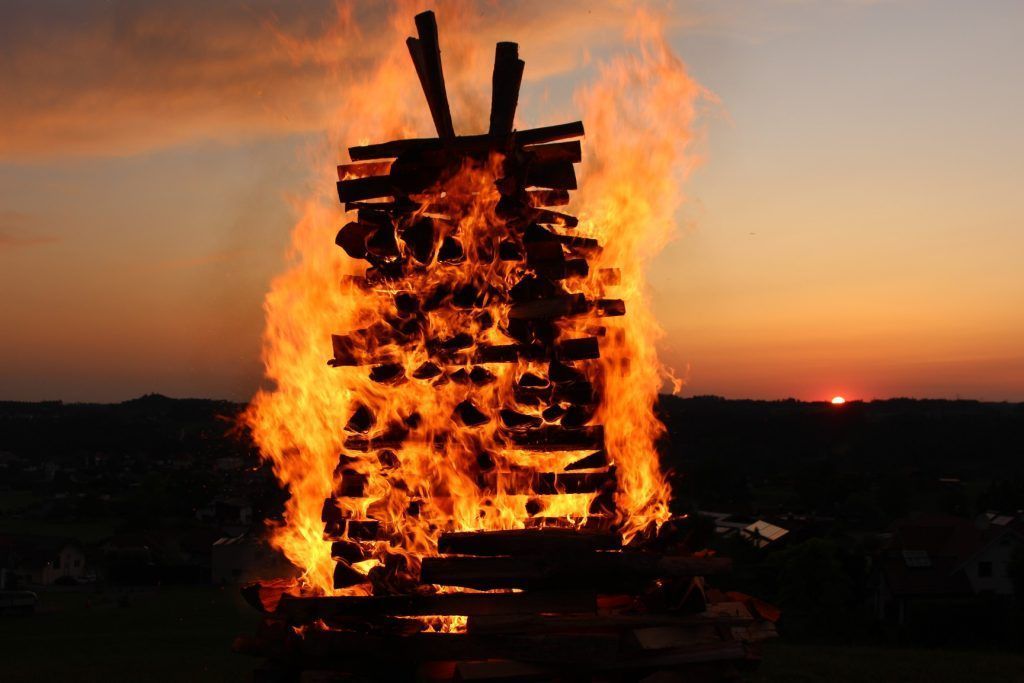 Am Krisabühel loderte das Sonnwendfeuer