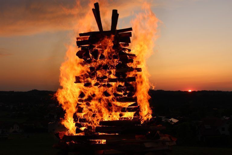 Während die rote Scheibe der Sonne am Horizont langsam unterging, erhellte das auflodernde Sonnwendfeuer den Festplatz auf dem Krisabühel. PETER STRAUSS