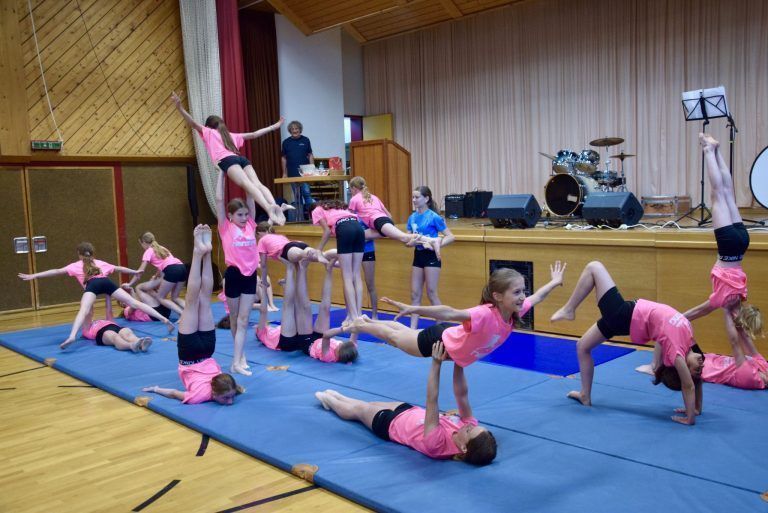 Ländle-Polykickern gelang Sensation: Die Akrobatikgruppe der Sportmittelschule Nenzing.
