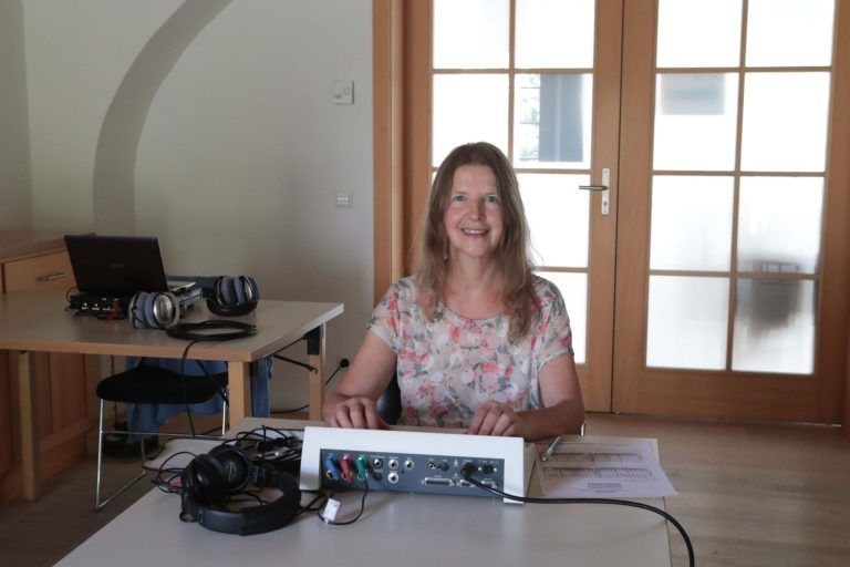 Körper und Psyche über die Ohren stimulieren: Die in London und Paris ausgebildete Musiktherapeutin Veronika Sageder bei der Arbeit.