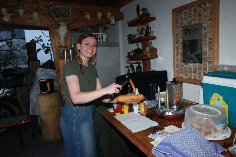 Edle Weine, Brände und Cocktailkreationen: Christine Gassner beim Zubereiten eines Hot Dogs.