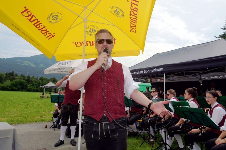 Sonniger Frühschoppen im Sonnenheim: Obmann Johannes Decker lud zum Genuss einer vielseitigen Musikauswahl ein.