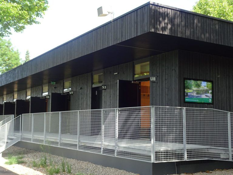 DSV feiert neue Kabinen : Der neue Holzbau bietet moderne Infrastruktur für Training und Spielbetrieb.