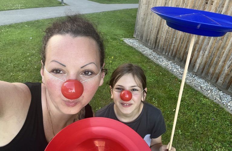 Jutta und der Traum vom Jonglieren: Die Leidenschaft für den Zirkus teilt Jutta Huber mit ihrer Tochter Sophia.