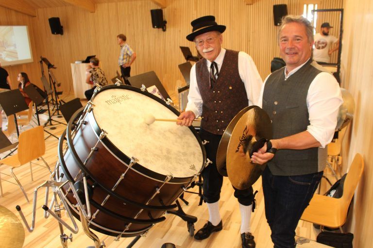 Langens Gemeindehaus spielt alle Stückchen: "Bei solchen idealen Möglichkeiten hätte ich echt Lust, wieder als Kapellmeister tätig zu sein", meinte Norbert Sieber, als ihn Hans Kogler - jahrzehntelang als Gemeindesekretär, Bürgermeister und Fähnrich der Musik so etwas wie "Hausherr" im Gemeindehaus - durch die modernisierten Räume führte.