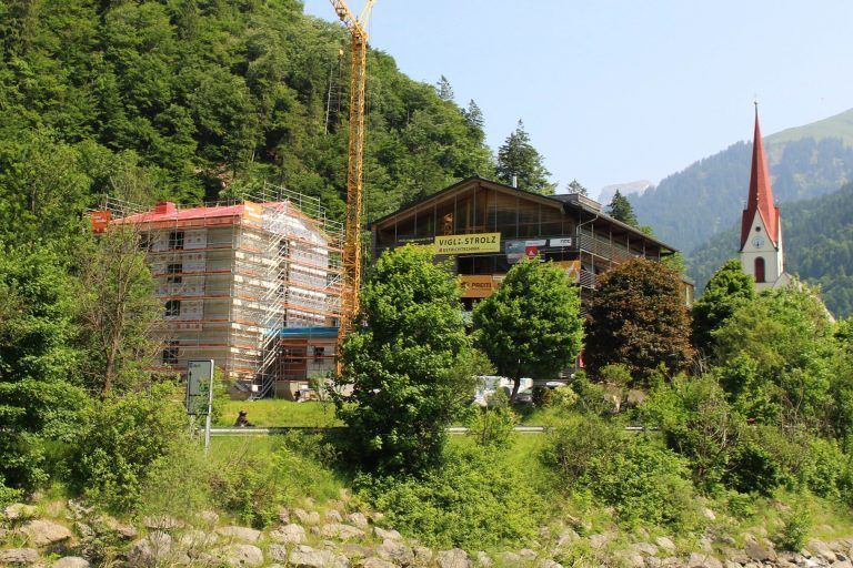 Au ist seit dem Frühjahr der absolute Hotspot einer Qualitätsoffensive, bei der gleich drei Tophotels in die Zukunft investieren. Am umfassendsten investiert die Krone, wo in einem Zubau (links) auch 21 Personalunterkünfte entstehen. PETER STRAUSS