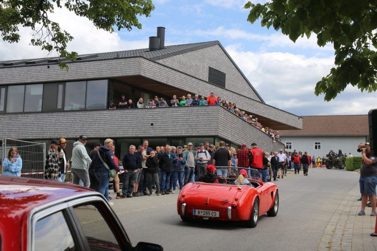 Viel Nostalgie zur Dienstfreistellung : Das Oldtimertreffen war ein Höhepunkt des dreitägigen Festes zur Dienstfreistellung des alten Löschfahrzeuges der Bucher Wehr