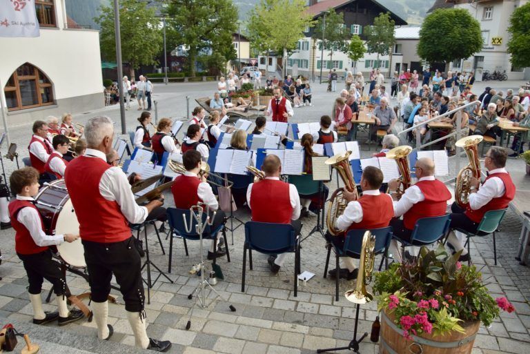 „Montafoner Abend“ feierte Saisonauftakt: Der Schrunser Kirchplatz ist bei guter Witterung bestens geeignet für Veranstaltungen wie den Montafoner Abend.
